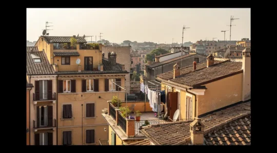Vista panoramica sui tetti di Roma con palazzi residenziali tipici per scelta agenzia immobiliare