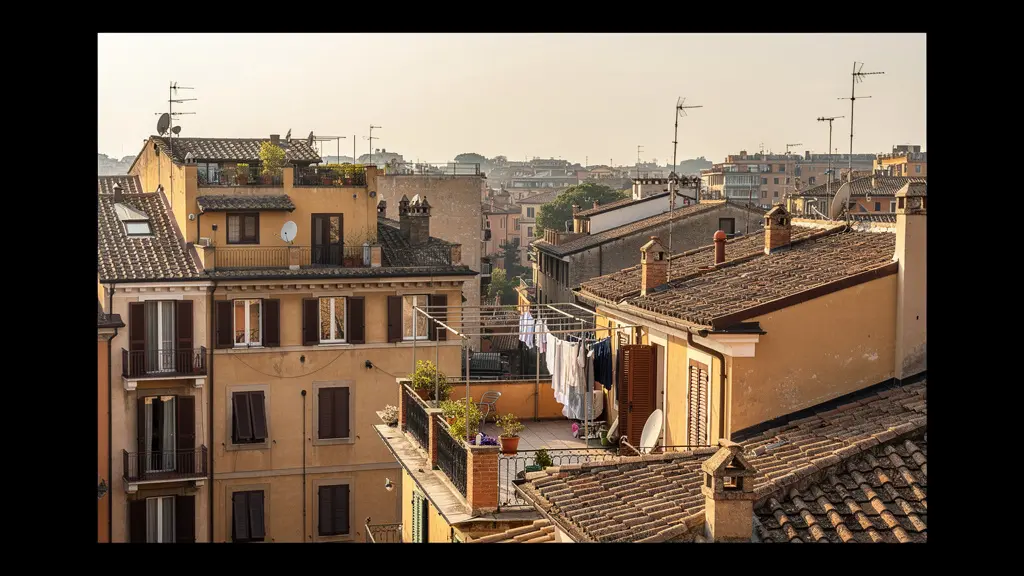 Vista panoramica sui tetti di Roma con palazzi residenziali tipici per scelta agenzia immobiliare